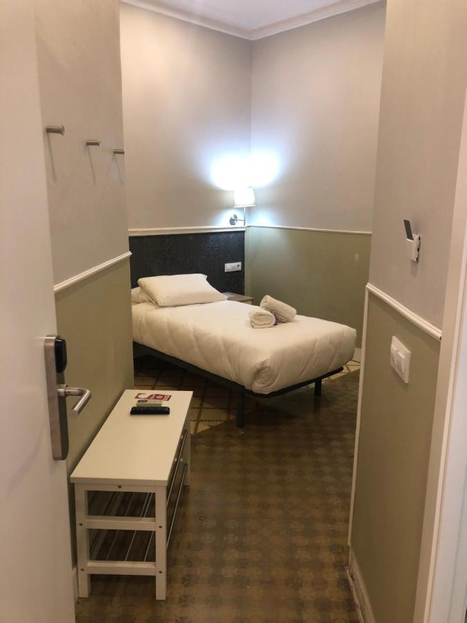 Hostal Medea Barcelona Luaran gambar