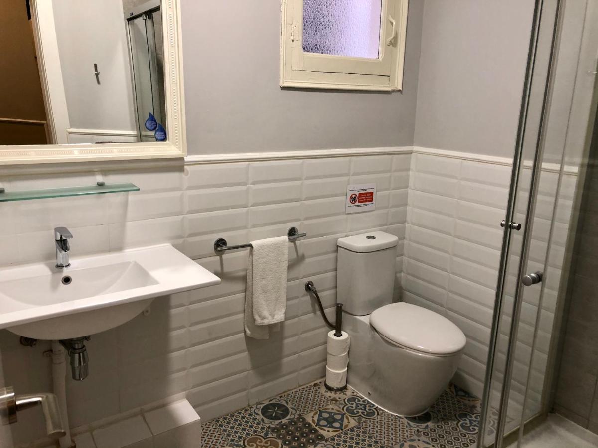 Hostal Medea Barcelona Luaran gambar