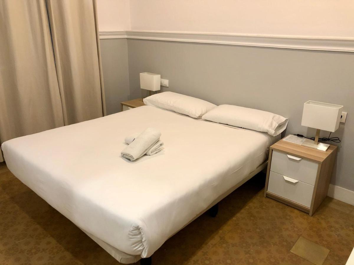 Hostal Medea Barcelona Luaran gambar